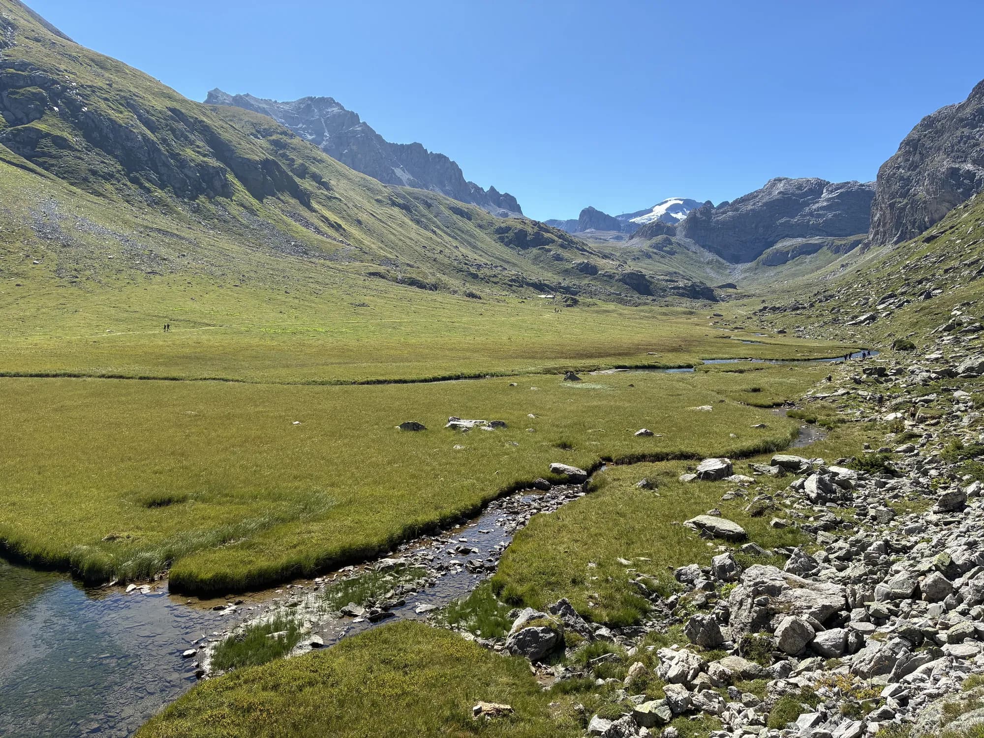 Vallon d'alpage et ruisseau au cœur de la Vallée du Ponthurin en été
